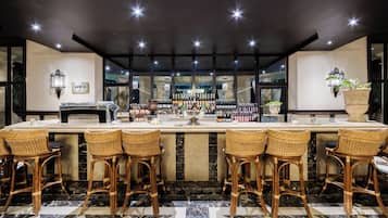 8 bars/lounges, 2 beach bars