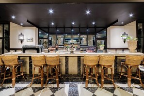 8 Bars/Lounges, 2 Strandbars