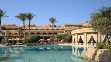 2 piscines extérieures