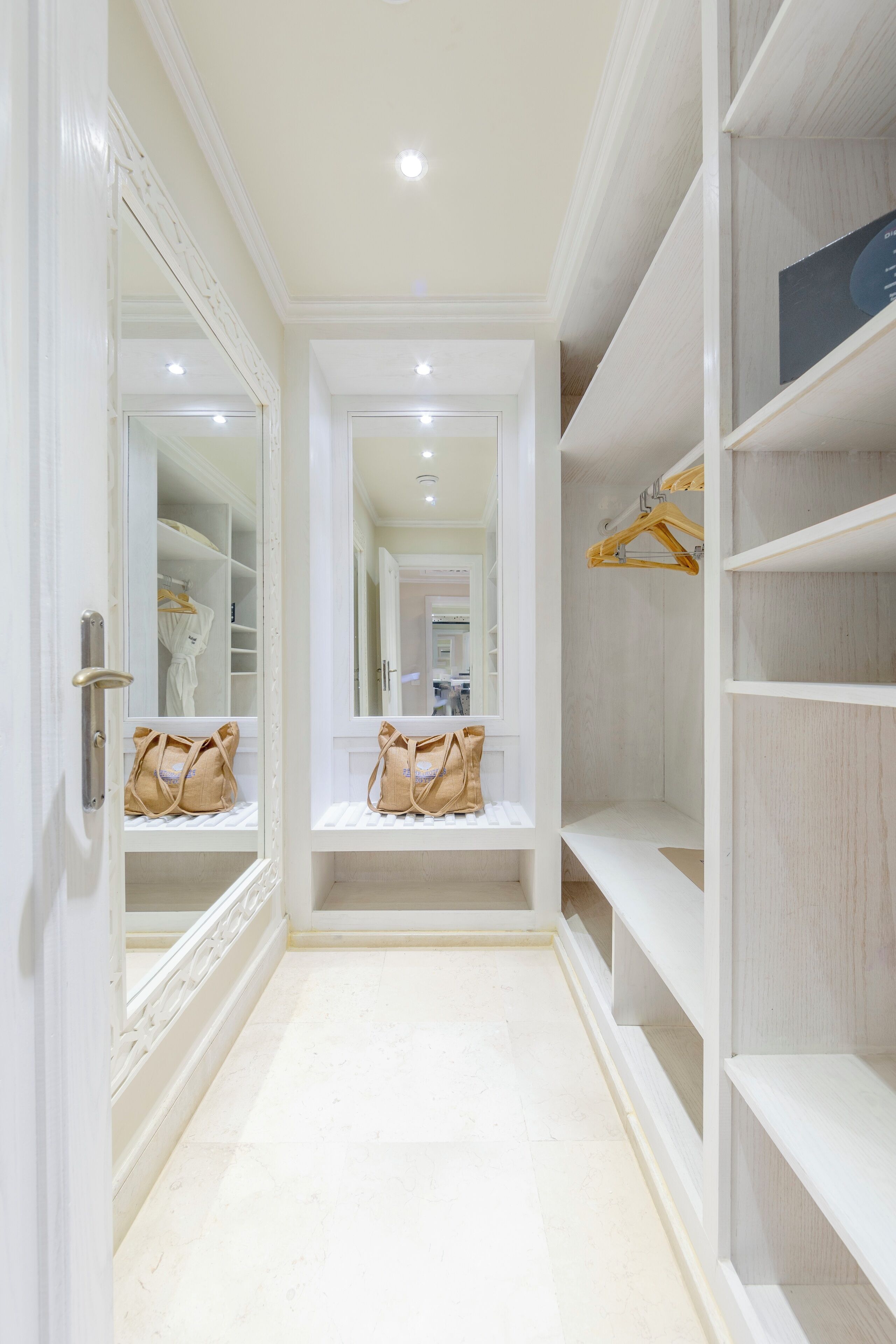 Signature suite | Een strijkplank/strijkijzer, beddengoed