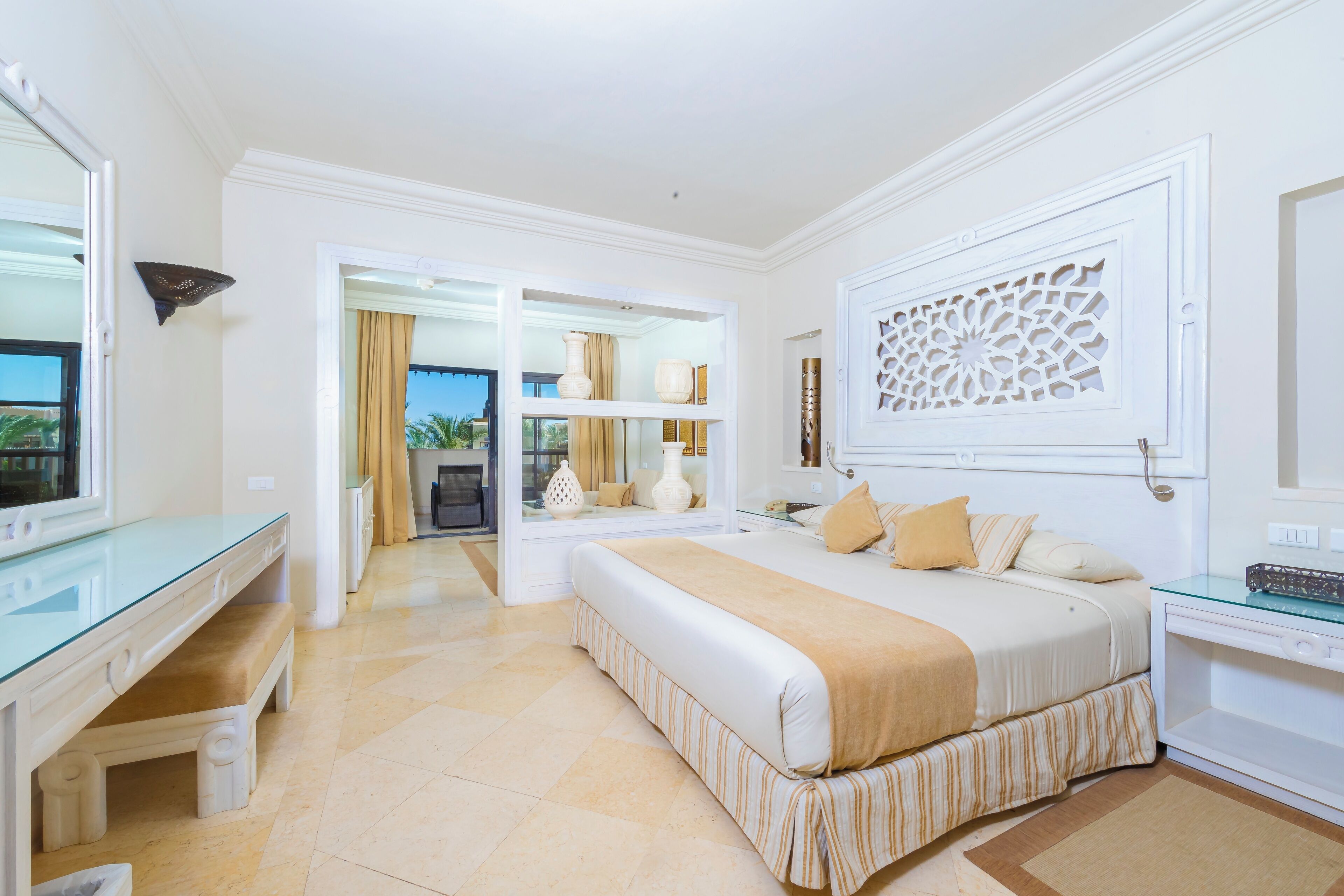 Suite junior | Tabla de planchar con plancha y ropa de cama 