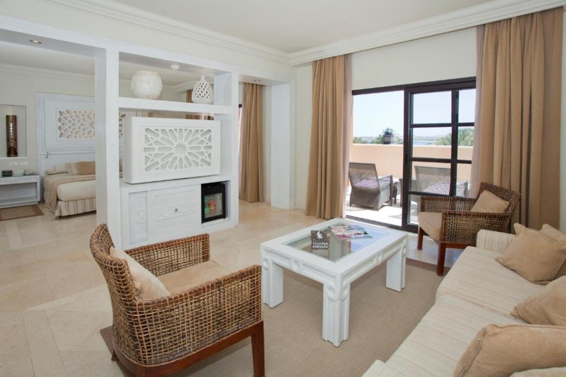 Suite | Een strijkplank/strijkijzer, beddengoed