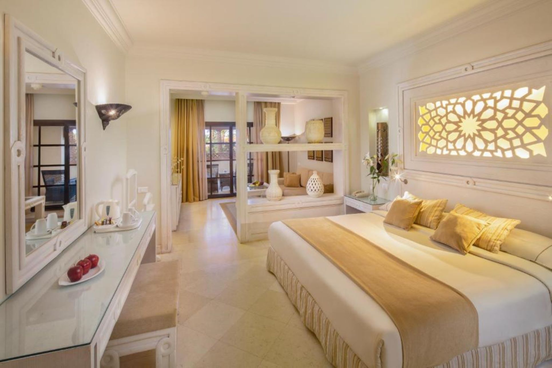 Junior Suite Sea View | Strykejern/-brett og sengetøy