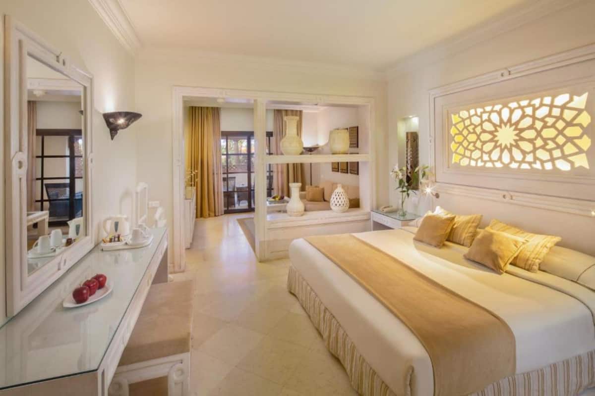 Junior Suite Sea View | Tabla de planchar con plancha y ropa de cama