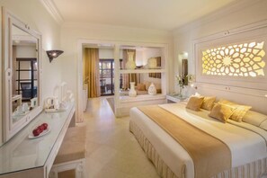 Junior Suite Sea View | Tabla de planchar con plancha y ropa de cama 