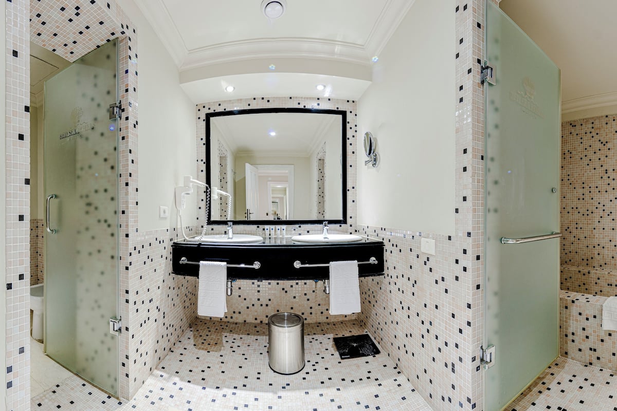 Tina y regadera independientes, secadora de cabello, pantuflas, toallas