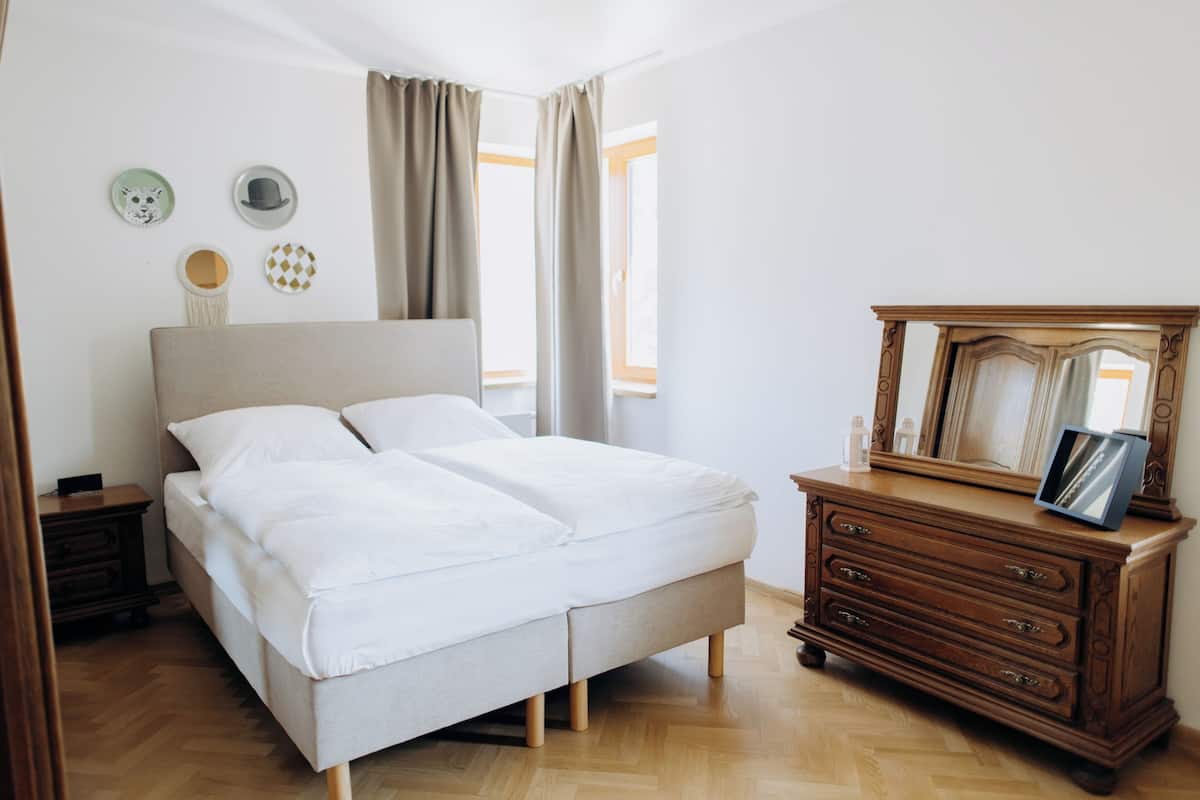 شقة - بشرفة مسقوفة | خزنة داخل الغرفة وتجهيزات عازلة للصوت ومكواة/لوح كي وواي فاي مجانًا