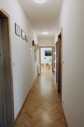 شقة - بشرفة مسقوفة | خزنة داخل الغرفة وتجهيزات عازلة للصوت ومكواة/لوح كي وواي فاي مجانًا