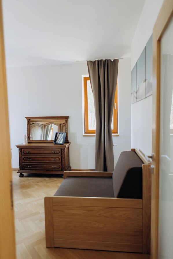 شقة - بشرفة مسقوفة | خزنة داخل الغرفة وتجهيزات عازلة للصوت ومكواة/لوح كي وواي فاي مجانًا