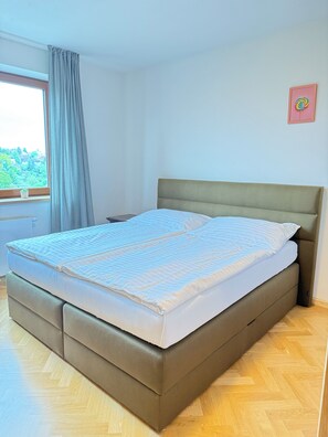 شقة - لغير المدخنين - بشرفة | خزنة داخل الغرفة وتجهيزات عازلة للصوت ومكواة/لوح كي وواي فاي مجانًا