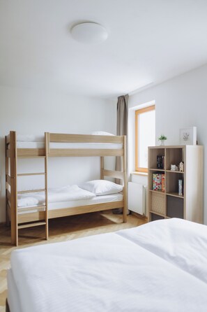 In-room safe, soundproofing, iron/ironing board, free WiFi - FamilyVilla (Prague)