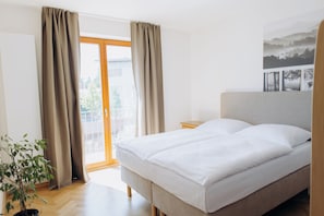 Appartement, balcon | Coffre-fort, système d’insonorisation, fer et planche à repasser