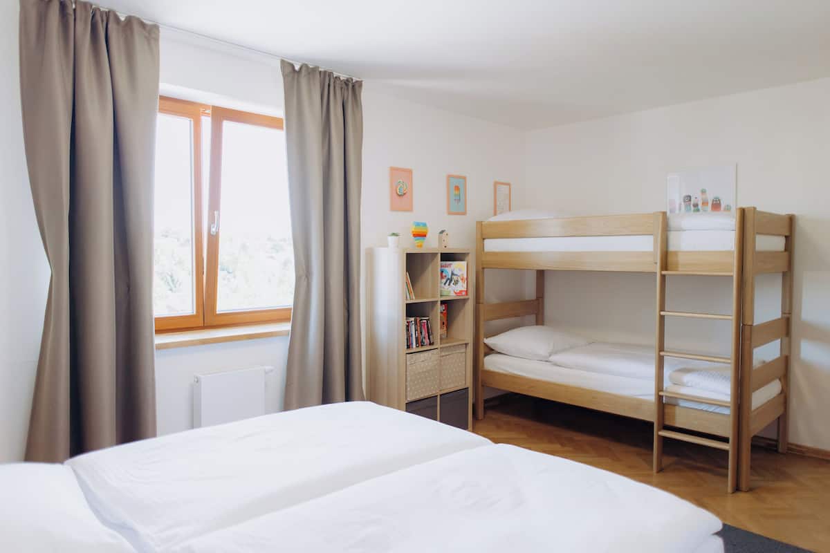 شقة - بشرفة | خزنة داخل الغرفة وتجهيزات عازلة للصوت ومكواة/لوح كي وواي فاي مجانًا