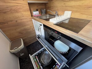 Kühlschrank, Ofen, Herdplatte, Wasserkocher