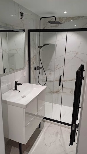 Een douche, gratis toiletartikelen, een haardroger, handdoeken