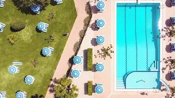 Piscine extérieure (ouverte en saison)