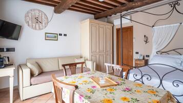 Apartment, 1 Bedroom | In-room safe, cots/infant beds, free WiFi, bed sheets