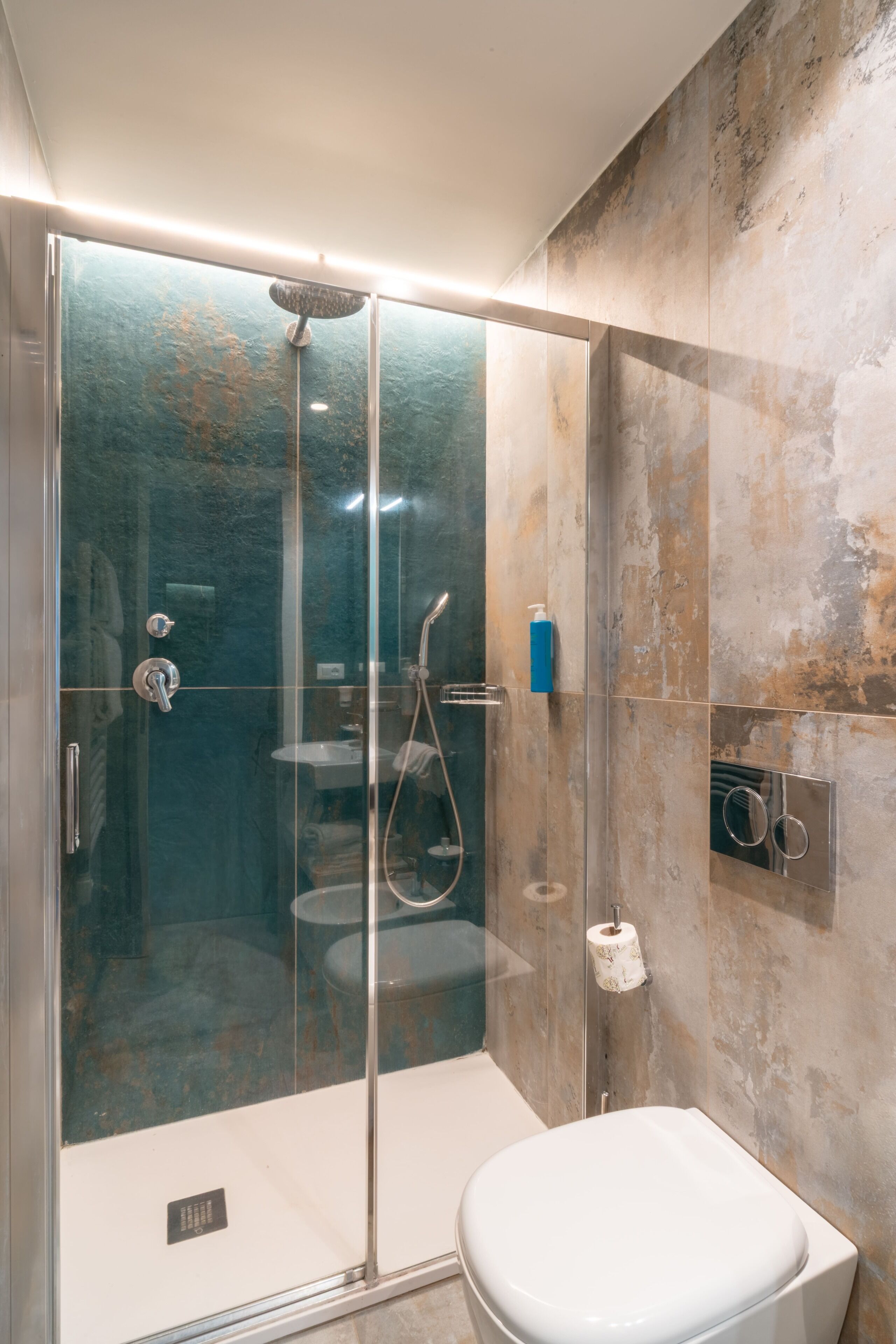Apartment, 2 Bedrooms | Bathroom | Shower, hair dryer, bidet, towels