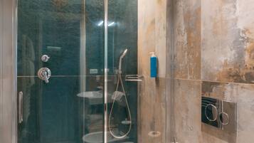 Apartment, 2 Bedrooms | Bathroom | Shower, hair dryer, bidet, towels
