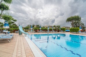 Una piscina al aire libre de temporada