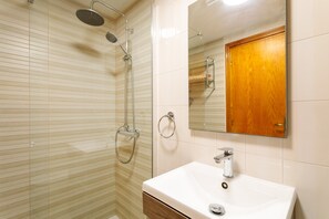 Shower, hair dryer, towels - Bungalow 'Fontilles 3 En Santa Pola' with Private Terrace, Wi-Fi and Air Conditioning (Santa Pola)