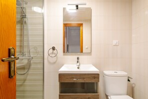 Shower, hair dryer, towels - Bungalow 'Fontilles 3 En Santa Pola' with Private Terrace, Wi-Fi and Air Conditioning (Santa Pola)