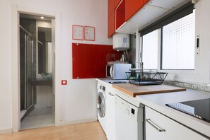 Frigorífico, microondas, horno y lavavajillas