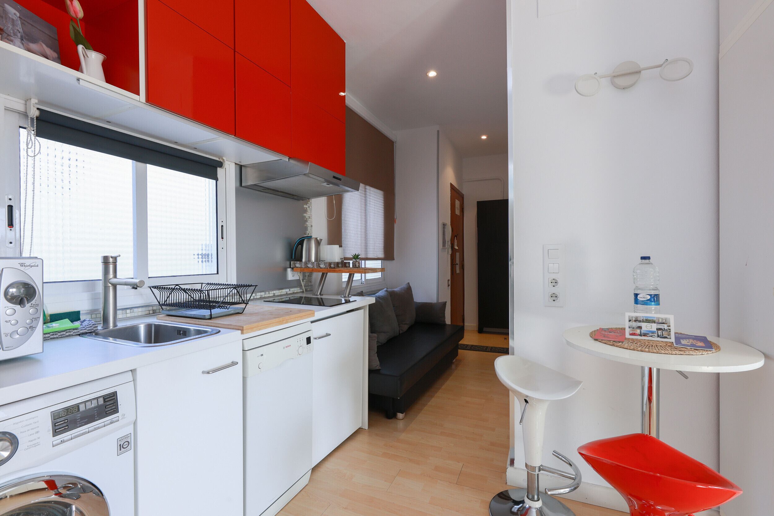 Een koelkast, een magnetron, een oven, een vaatwasser