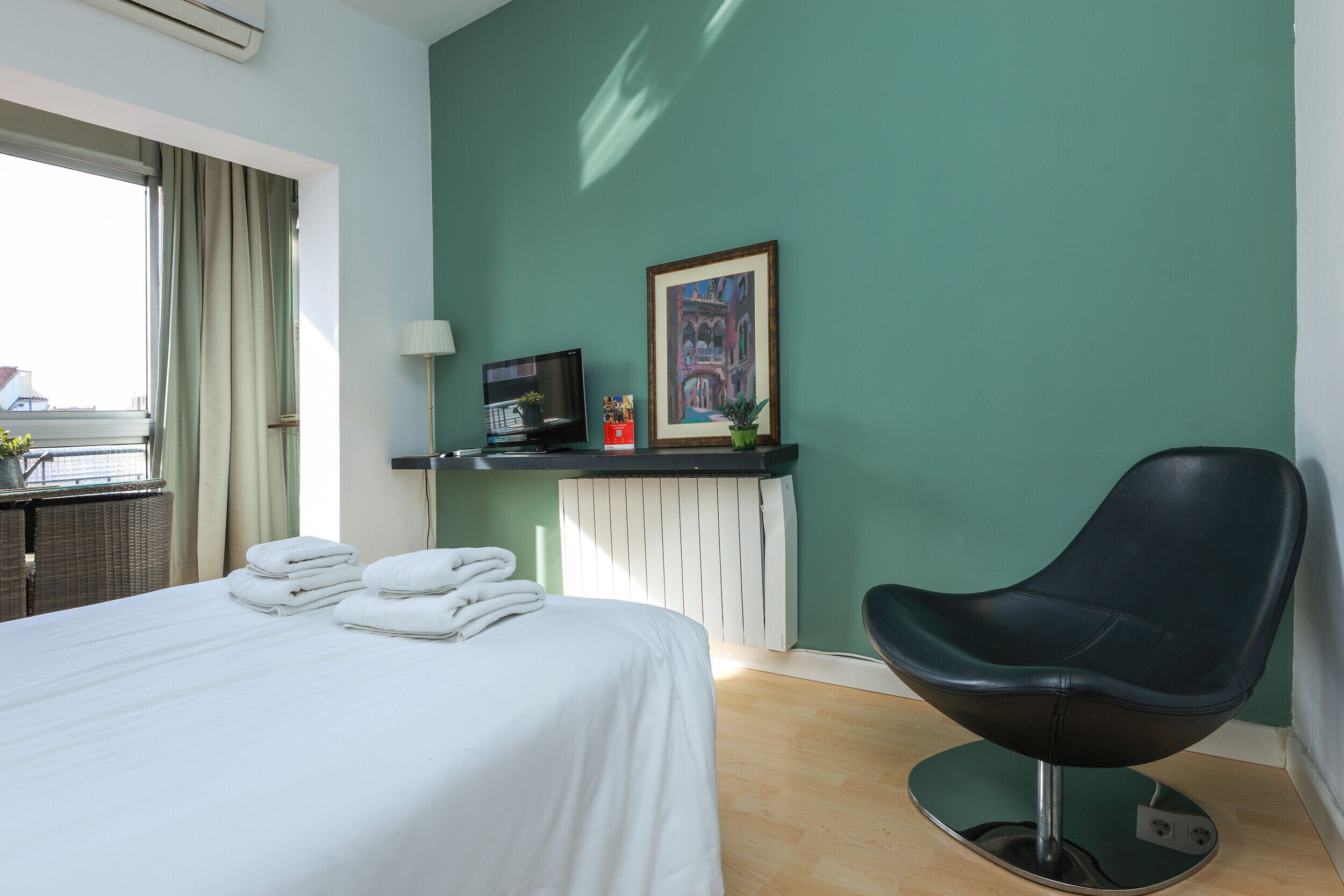 Een strijkplank/strijkijzer, gratis wifi, beddengoed