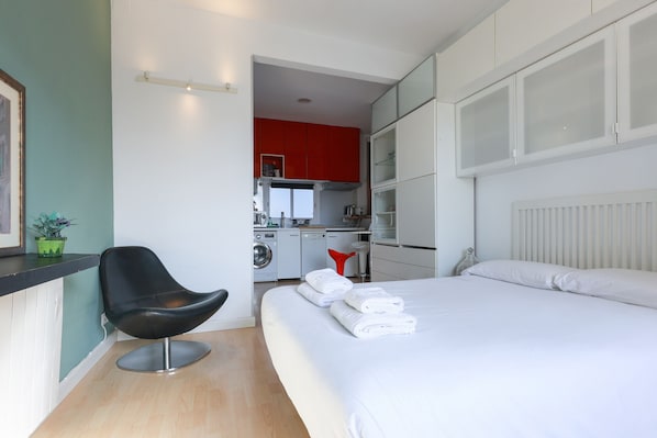 Iron/ironing board, free WiFi, bed sheets - Lovely atic in Barcelona (Barcelona)