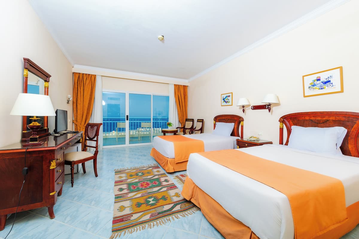 Deluxe Double or Twin Room, Balcony, Garden View | Iron/ironing board