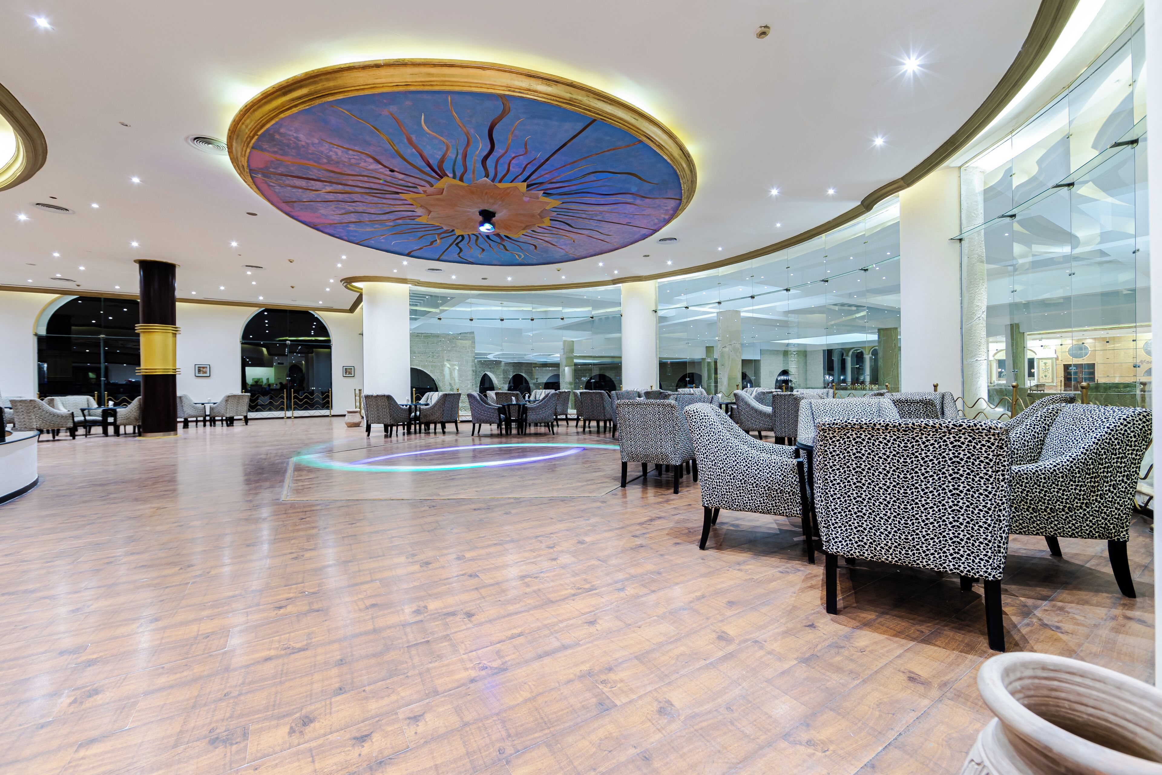 3 か所のバー / ラウンジ、3 か所のビーチバー