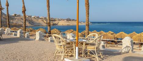 Playa privada, traslado desde/hacia la playa gratis, sombrillas