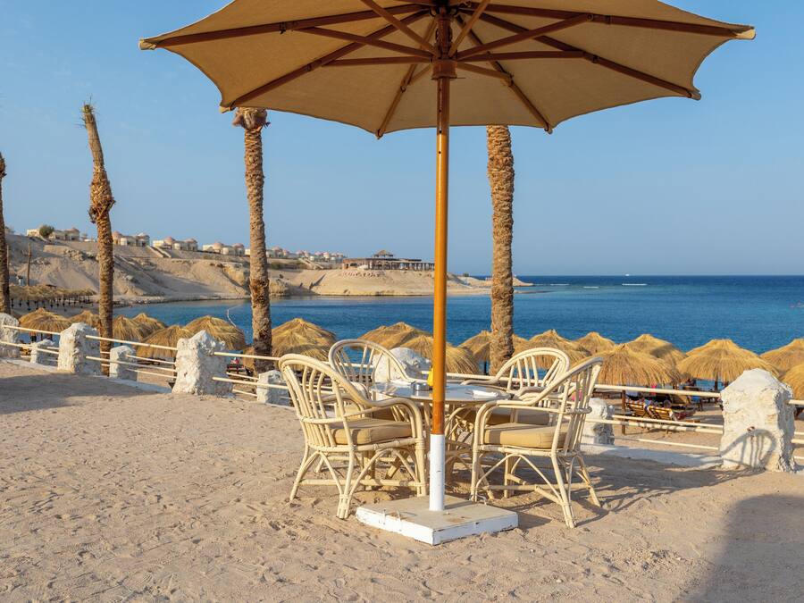 Playa privada, traslado desde/hacia la playa gratis, sombrillas