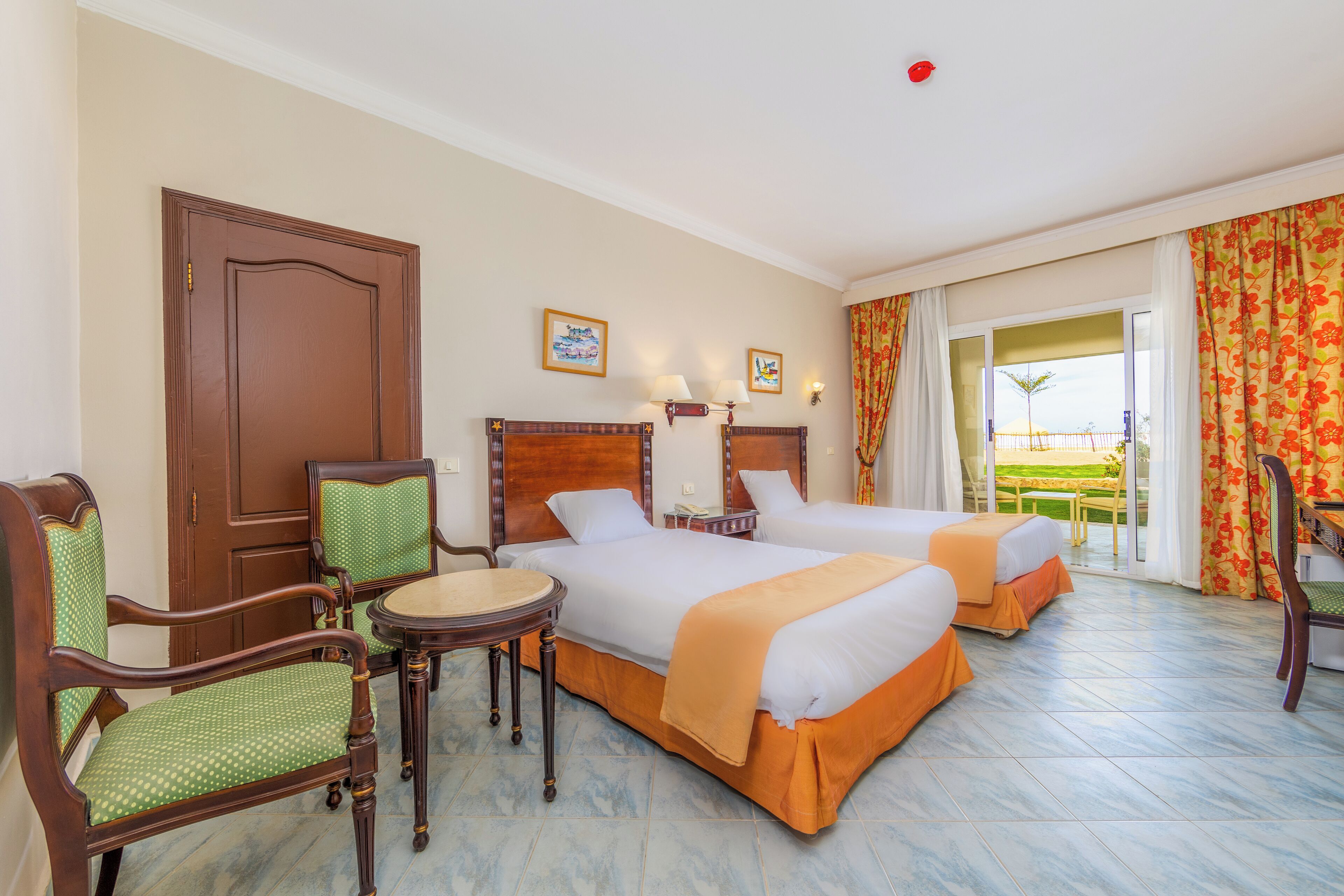 Deluxe Room Garden/Sea View | アイロン / アイロン台、ベッドシーツ