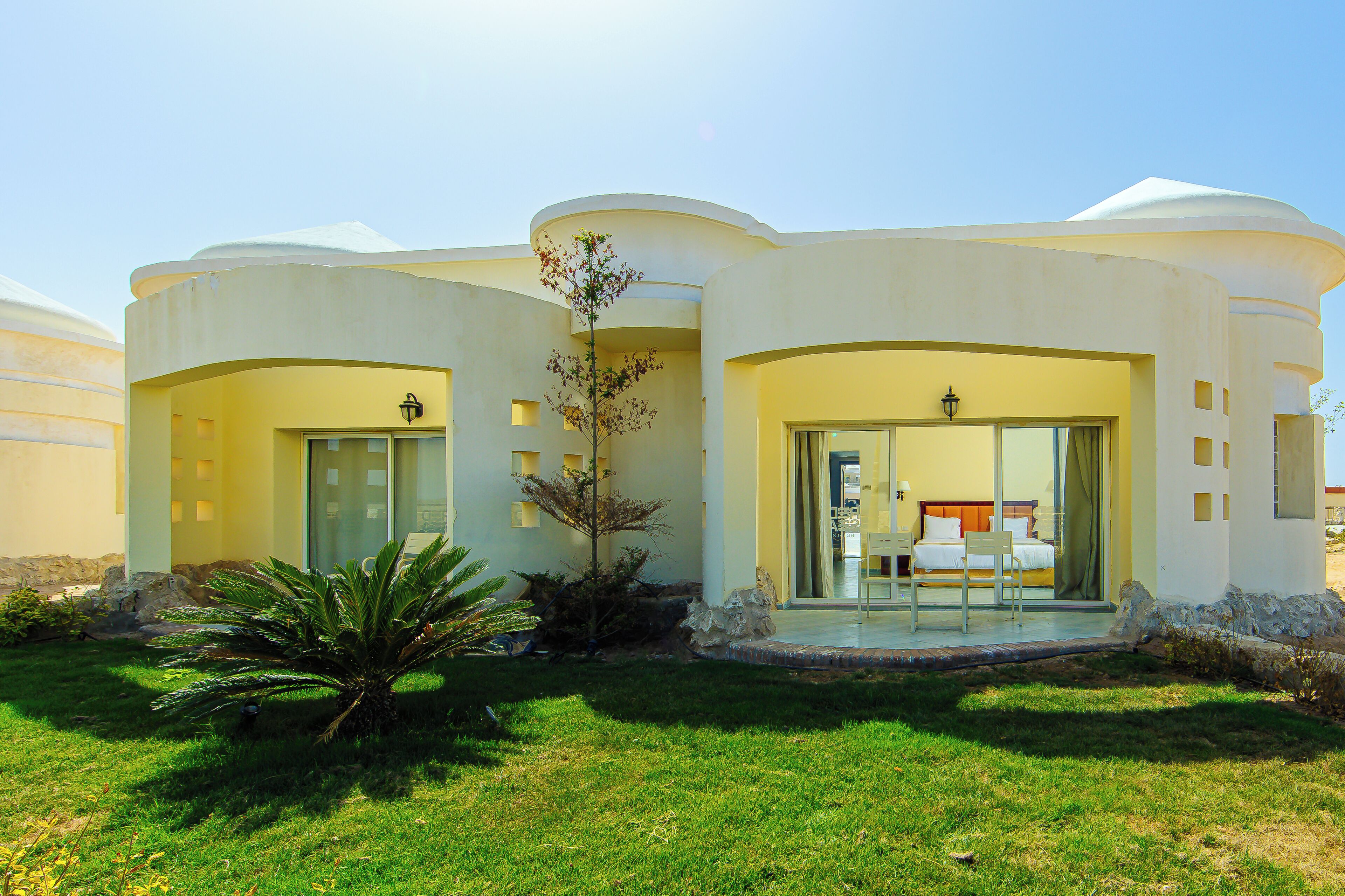 Bungalow with Sea View | Setrika/meja setrika dan seprai linen