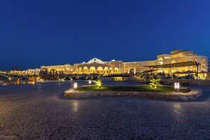 Fachada da propriedade à noite