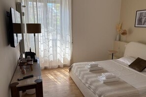 Een strijkplank/strijkijzer, wifi, beddengoed