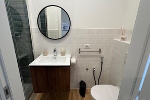 Een douche, een haardroger, een bidet, handdoeken