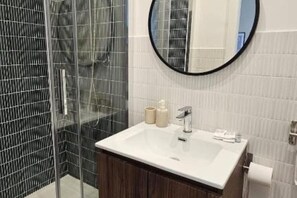 Dusche, Haartrockner, Bidet, Handtücher