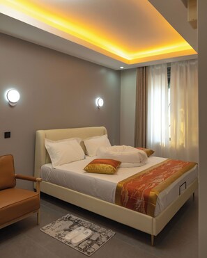 Deluxe-sviitti | Egyptinpuuvillaiset lakanat, ylelliset vuodevaatteet, työpöytä