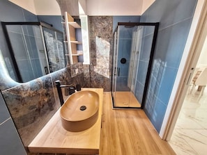 Shower, bidet, towels, soap - Seafront apartment in Santa Maria di Castellabate with panoramic terrace (Santa Maria di Castellabate)