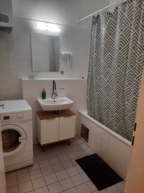 Basic-Apartment | Badezimmer | Duschwanne, kostenlose Toilettenartikel, Haartrockner, Handtücher