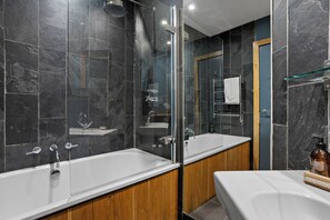 Shower, hair dryer, towels, soap - Tidal Waters | Contemporary Living | Noss Mayo (Plymouth)