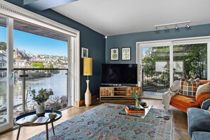 Télévision, cheminée, livres