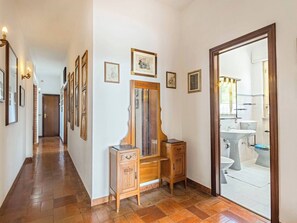Regadera, secadora de cabello, bidet, toallas 