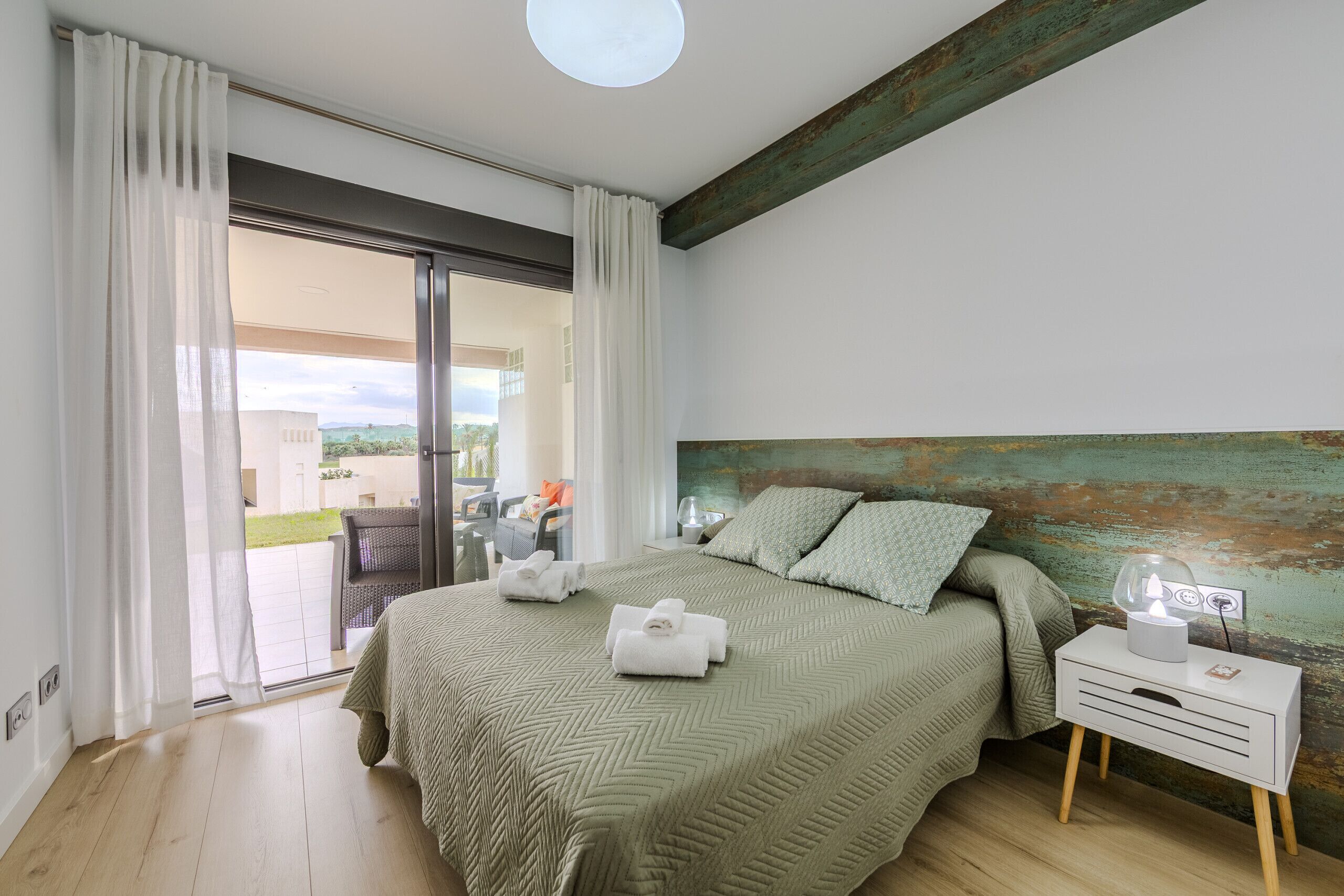 Tabla de planchar con plancha, wifi gratis y ropa de cama 
