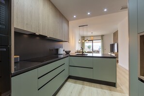 Wasserkocher mit Kaffee-/Teezubehör, Kühlschrank, Mikrowelle, Ofen