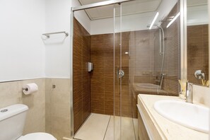 Douche, sèche-cheveux, serviettes fournies