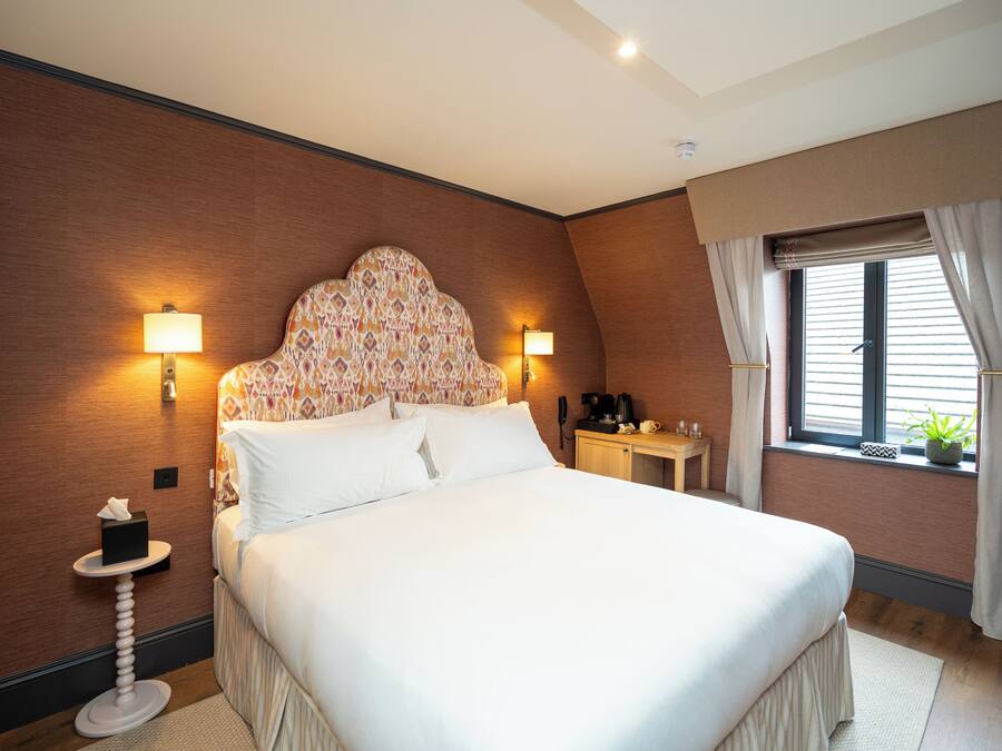 Deluxe tweepersoonskamer | Een kluis op de kamer, een laptopwerkplek, verduisterende gordijnen